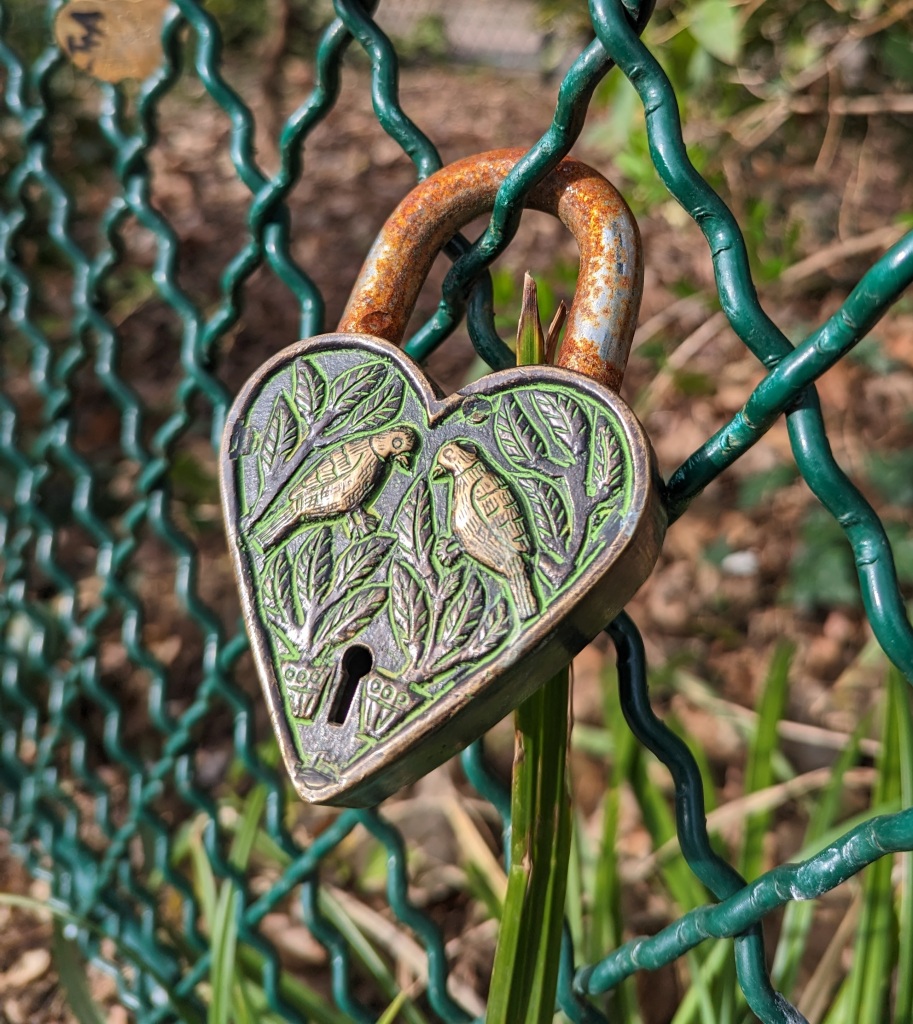 a padlock with two birds kissing